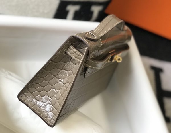 HERMES MINI KELLY POCHETTE CROCODILE GOLD TONED HARDWARE GREY 22CM