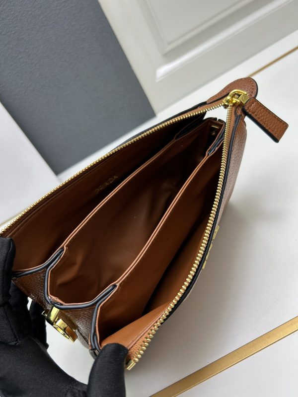 Leather shoulder bag