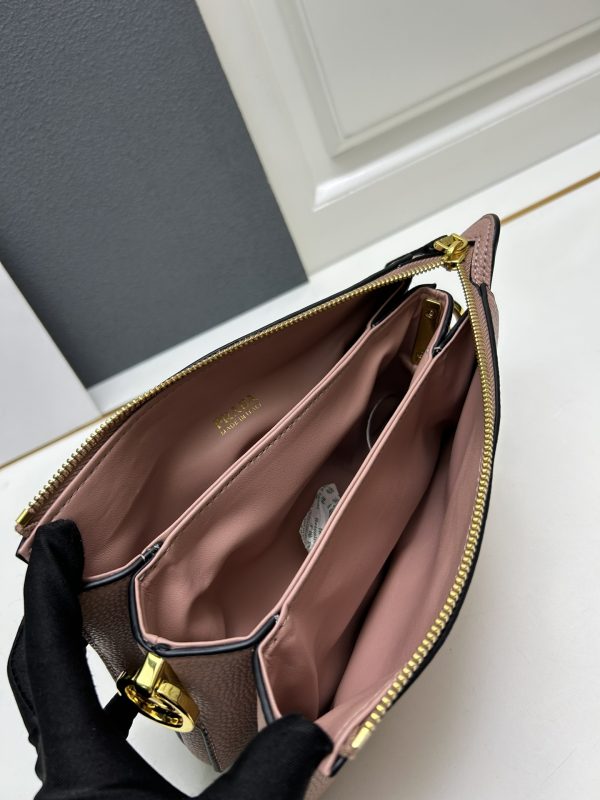 Leather shoulder bag