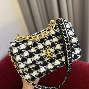 CHANEL 19 HANDBAG HOUNDSTOOTH WITH GOLD CHAIN WHITE 26CM