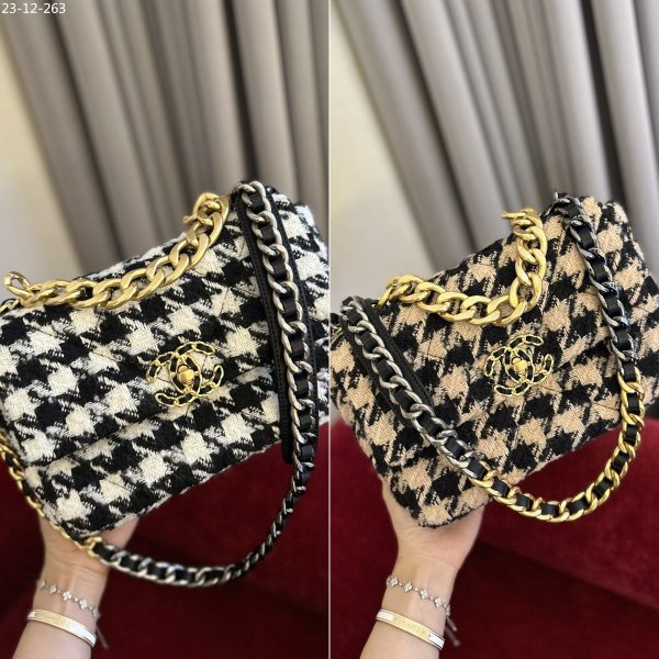 CHANEL 19 HANDBAG HOUNDSTOOTH WITH GOLD CHAIN WHITE 26CM