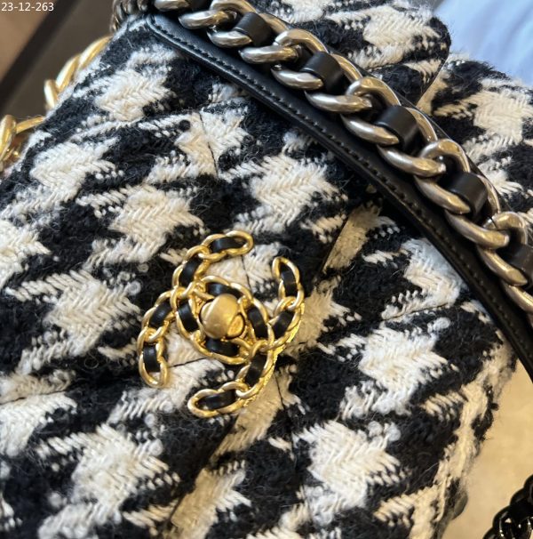 CHANEL 19 HANDBAG HOUNDSTOOTH WITH GOLD CHAIN WHITE 26CM