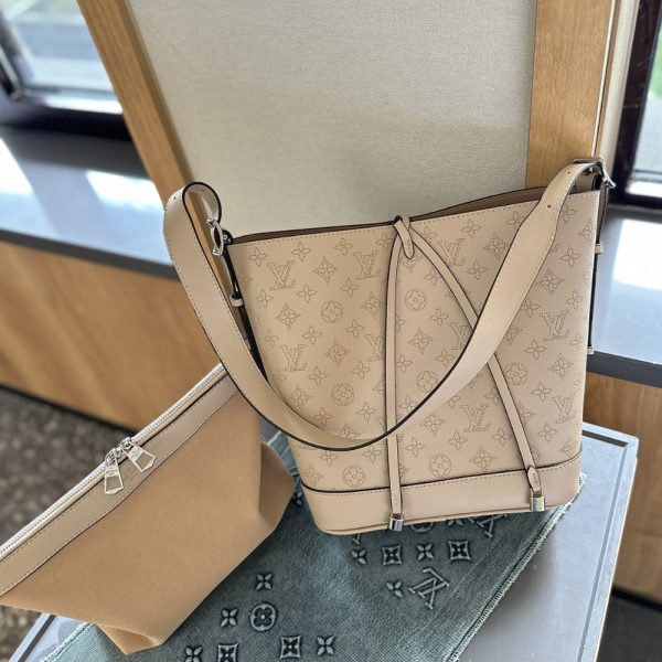 LOUIS VUITTON FLORE PERFORATED MAHINA BEIGE 22CM