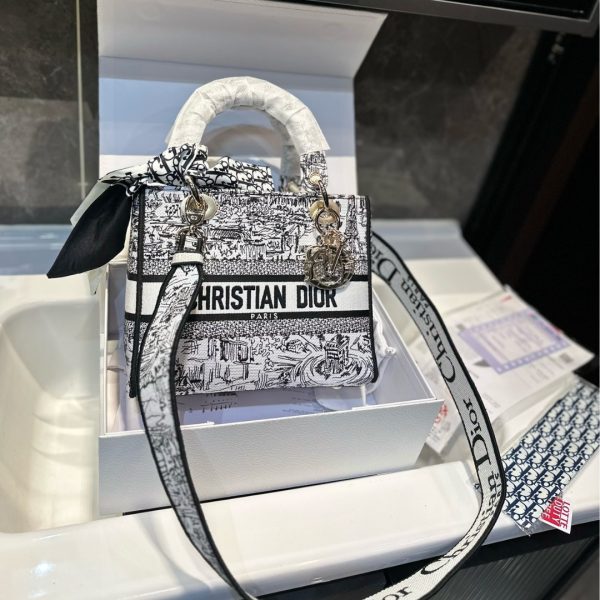 DIOR MEDIUM LADY D LITE BAG PARIS ALLOVER EMBROIDERY WHITE AND BLACK 24CM M0565OEGI M933