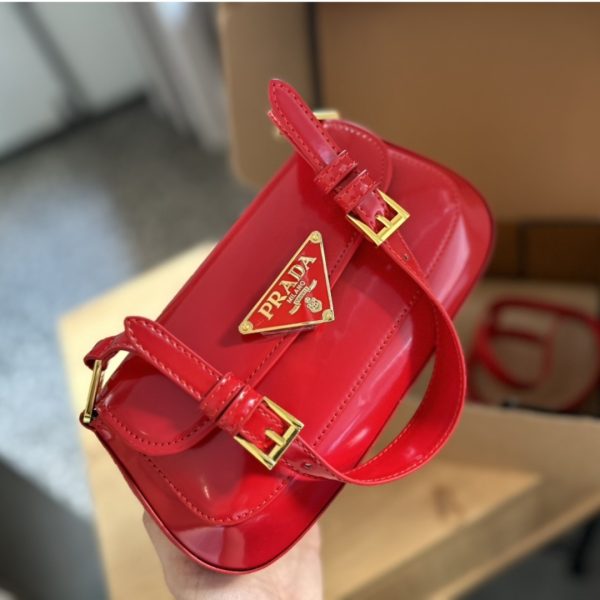 PRADA PATENT LEATHER SHOULDER BAG IN CHERRY RED 25CM 1BD355 069 F0E06 V HTO