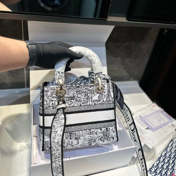 DIOR MEDIUM LADY D LITE BAG PARIS ALLOVER EMBROIDERY WHITE AND BLACK 24CM M0565OEGI M933