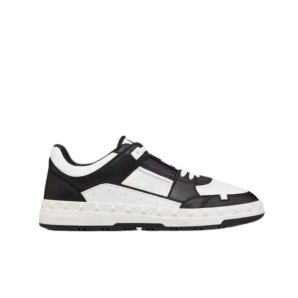 VALENTINO GARAVANI FREEDOTS LOW TOP SNEAKER IN CALFSKIN BLACK 4Y2S0H43RDG 0NI