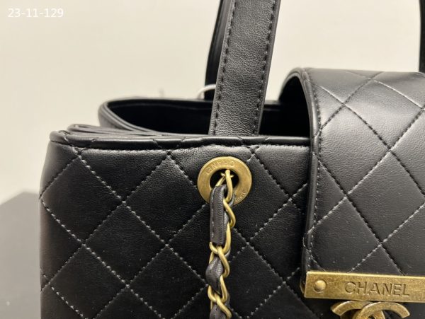 CHANEL AROUND THE CORNER TOTE BLACK 34CM