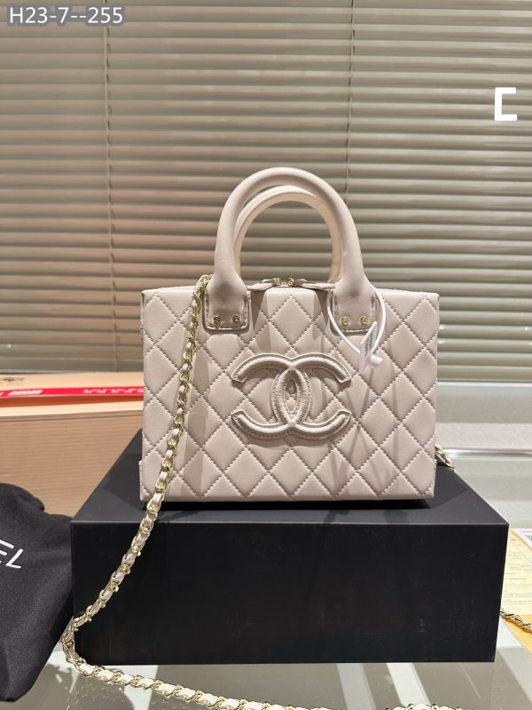 CHANEL VANITY CASE PEARL CRUSH BAG WHITE 23CM