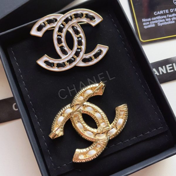 CHANEL CC BROOCH WHITE WITH BLACK INTERWOVEN CHAIN PATTERN