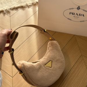 PRADA ARQUE SHEARLING AND LEATHER SHOULDER BAG ECRU AND NOISETTE 22CM