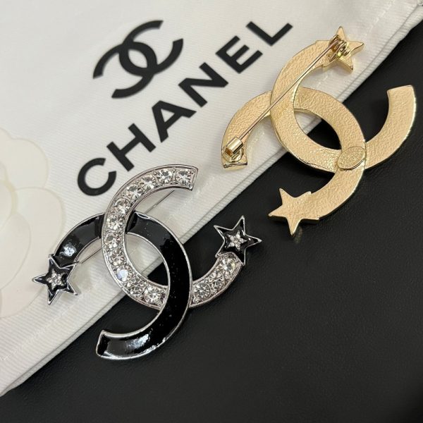 CHANEL CC BROOCH SILVER AND BLACK WITH TWO SMALL STARS