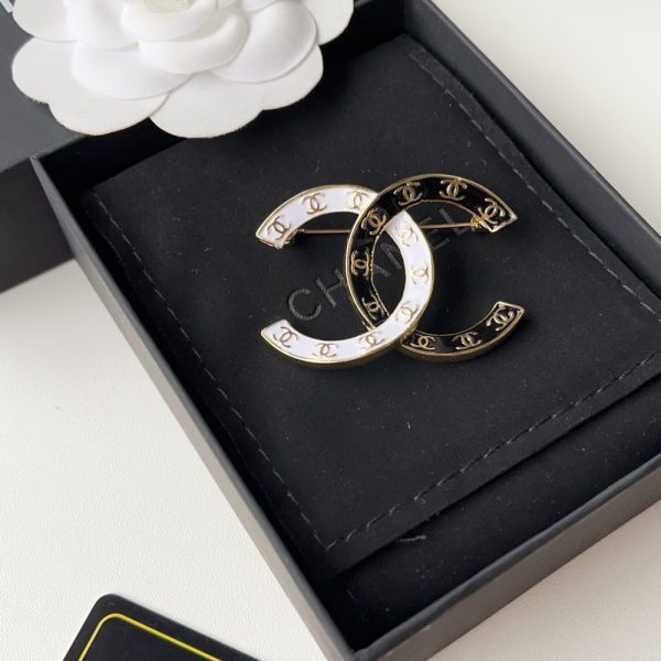 CHANEL CC BROOCH BLACK AND WHITE