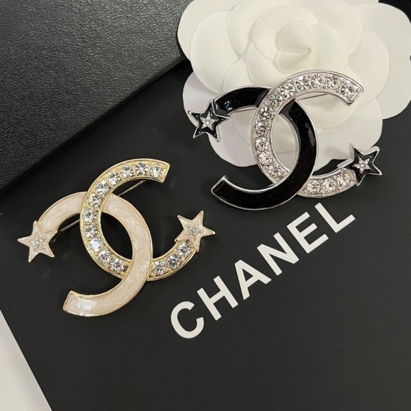 CHANEL CC BROOCH SILVER AND BLACK WITH TWO SMALL STARS