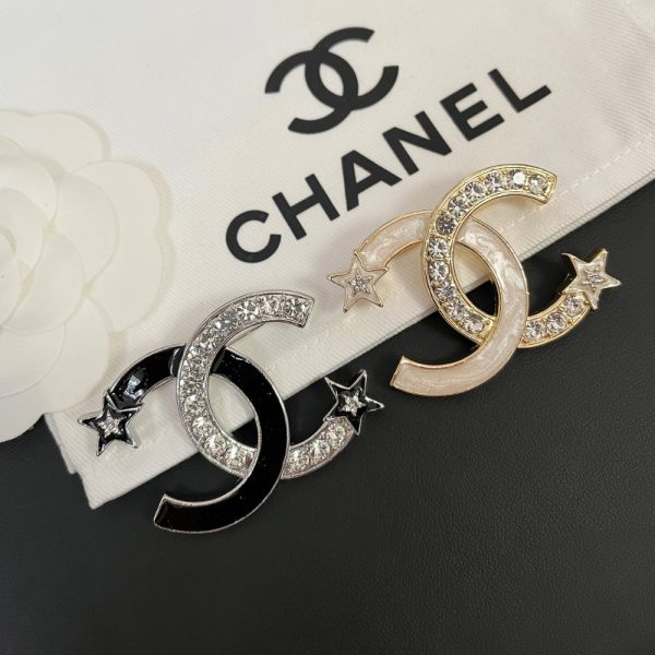 CHANEL CC BROOCH SILVER AND BLACK WITH TWO SMALL STARS