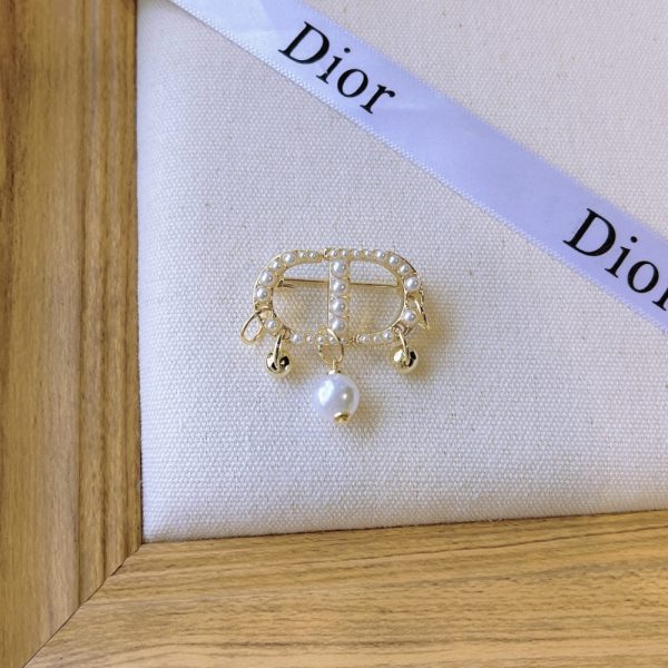 DIOR CD BROOCH GOLD WITH PEARLS