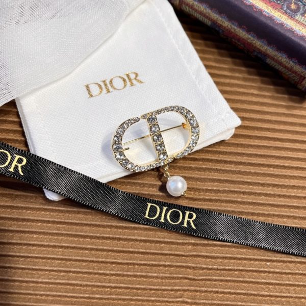 DIOR CD BROOCH GOLD WITH A PEARL