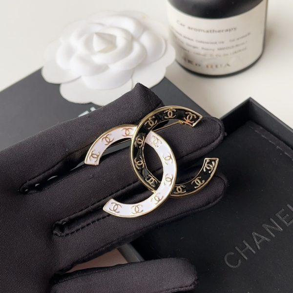 CHANEL CC BROOCH BLACK AND WHITE