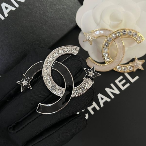 CHANEL CC BROOCH SILVER AND BLACK WITH TWO SMALL STARS