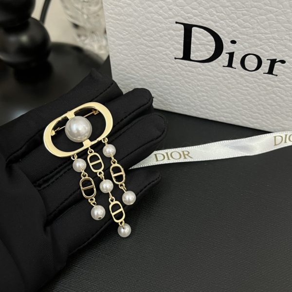 DIOR CD BROOCH GOLD WITH THREE STRINGS AND PEARLS