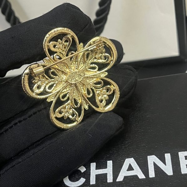 CHANEL CC FLOWER BROOCH GOLD