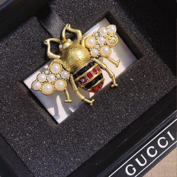 GUCCI GG BLACK AND RED BEE BROOCH GOLD WITH PEARL