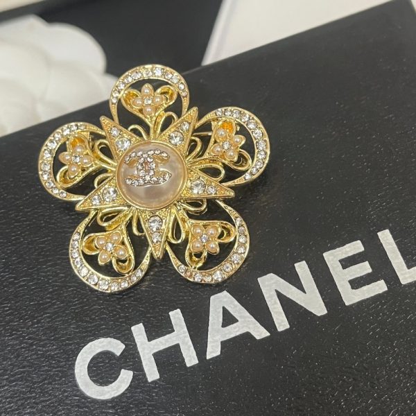 CHANEL CC FLOWER BROOCH GOLD