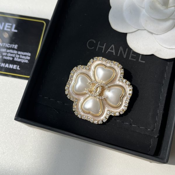 CHANEL CC FLOWER BROOCH GOLD WITH PEARL HEART