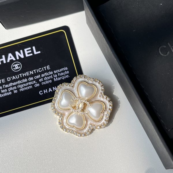 CHANEL CC FLOWER BROOCH GOLD WITH PEARL HEART