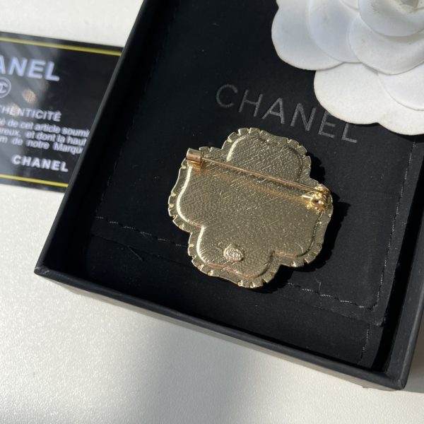 CHANEL CC FLOWER BROOCH GOLD WITH PEARL HEART