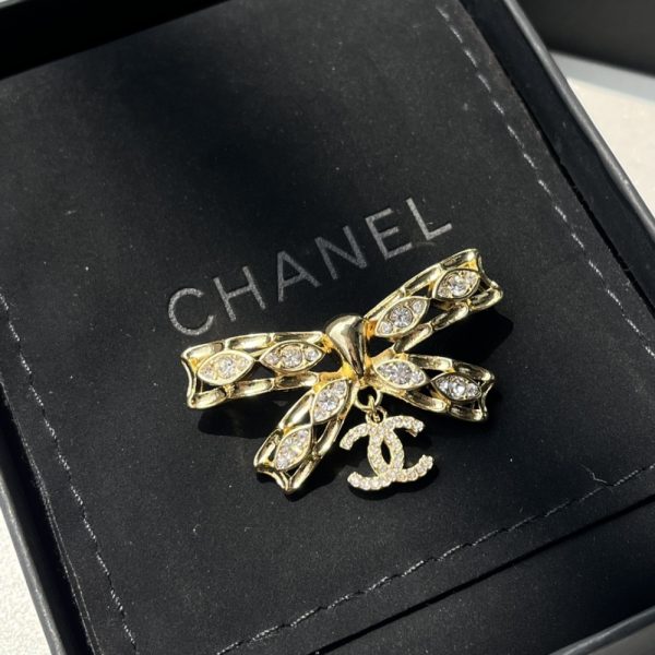 CHANEL CC BOWTIE BROOCH GOLD