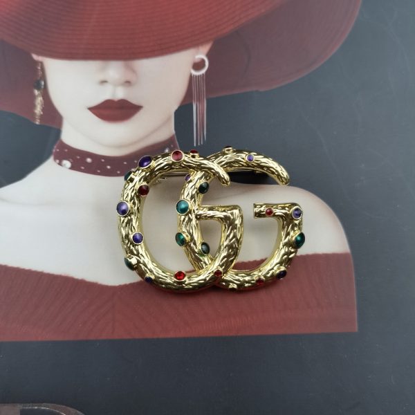 GUCCI GG BROOCH GOLD WITH MULTICOLORED STONE