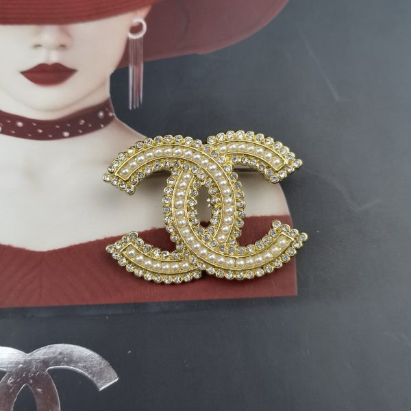 CHANEL CC BROOCH GOLD WITH PEARLS IN THE MIDDLE