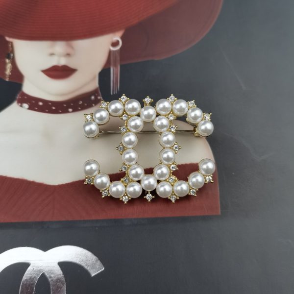 CHANEL CC BROOCH GOLD WITH BIG PEARLS