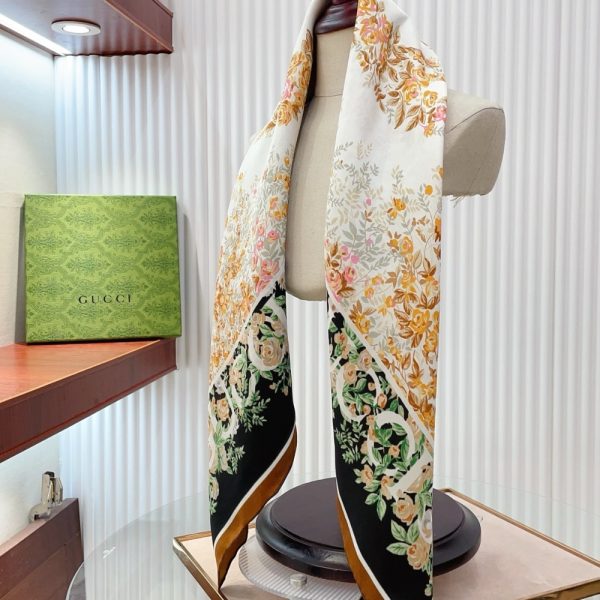 GUCCI INTERLOCKING G FLORAL PRINT SILK CARRÉ BLACK AND BEIGE 783157 3G001 1079