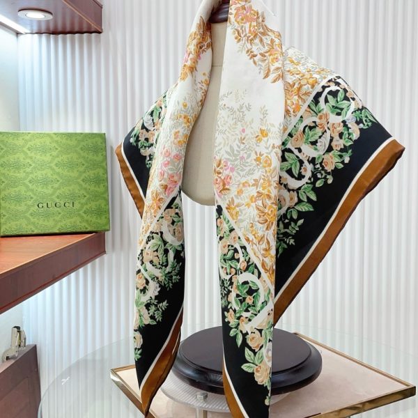 GUCCI INTERLOCKING G FLORAL PRINT SILK CARRÉ BLACK AND BEIGE 783157 3G001 1079