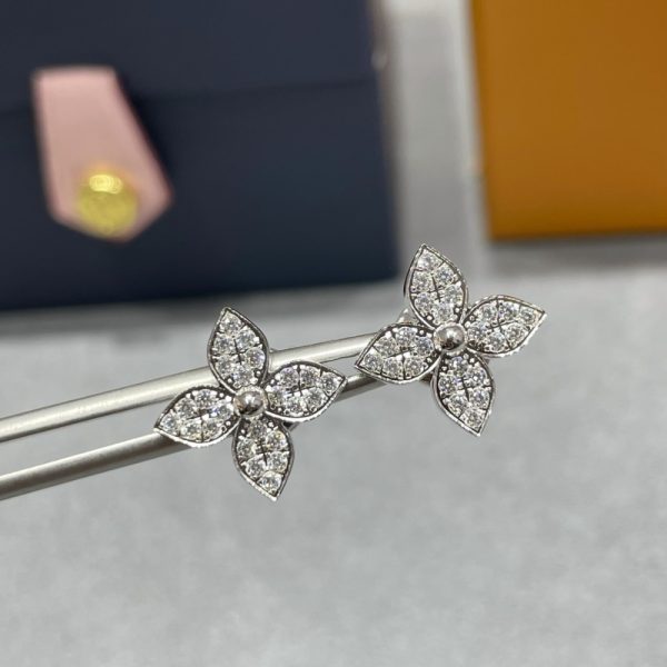 LOUIS VUITTON IDYLLE BLOSSOM STUD EARINGS WHITE GOLD Q96966