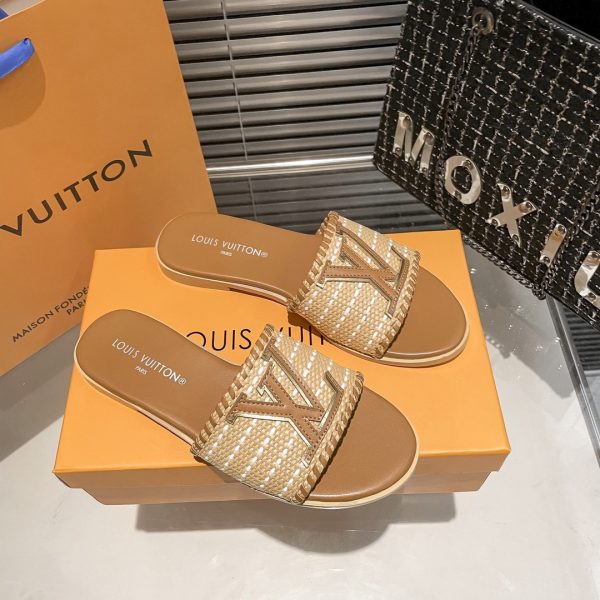 SUMMER SET: LOUIS VUITTON SAINT JACQUES BROWN 45CM & LOCK IT FLAT RAFFIA MULES BROWN