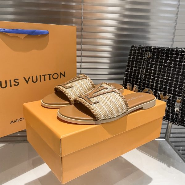 SUMMER SET: LOUIS VUITTON SAINT JACQUES BROWN 45CM & LOCK IT FLAT RAFFIA MULES BROWN