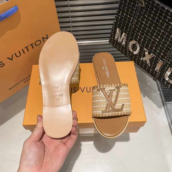 SUMMER SET: LOUIS VUITTON SAINT JACQUES BROWN 45CM & LOCK IT FLAT RAFFIA MULES BROWN