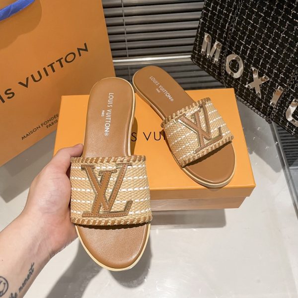 SUMMER SET: LOUIS VUITTON SAINT JACQUES BROWN 45CM & LOCK IT FLAT RAFFIA MULES BROWN