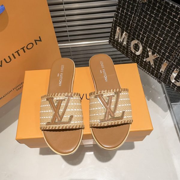SUMMER SET: LOUIS VUITTON SAINT JACQUES BROWN 45CM & LOCK IT FLAT RAFFIA MULES BROWN