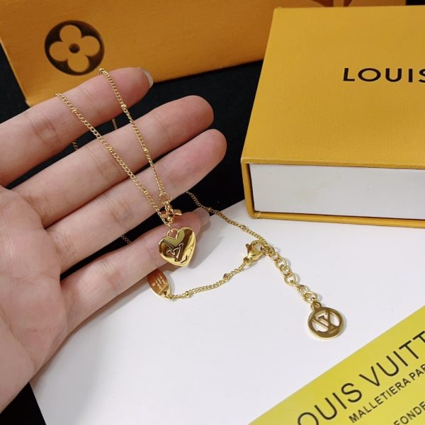 LOUIS VUITTON BLOOMING HEART NECKLACE GOLD M02310