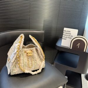 CHANEL 25 SMALL HANDBAG TWEED AND GOLD TONE METAL 25CM AS5293 B21178 NR774