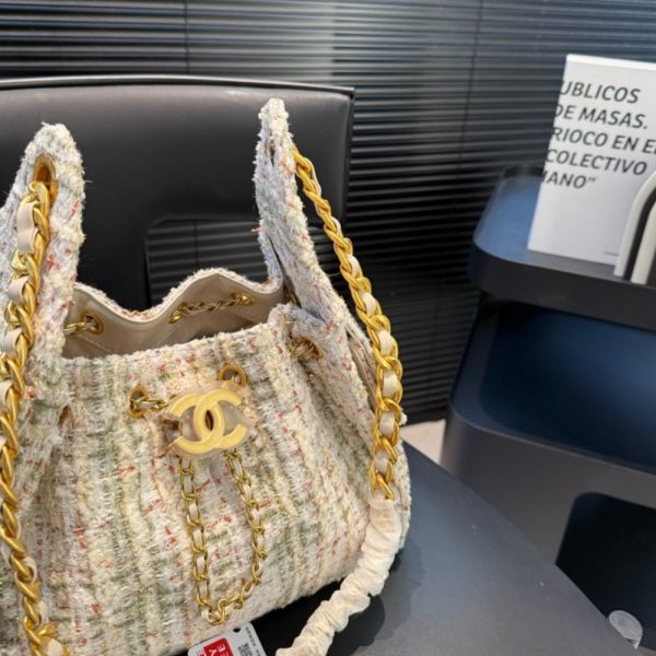 CHANEL 25 SMALL HANDBAG TWEED AND GOLD TONE METAL 25CM AS5293 B21178 NR774
