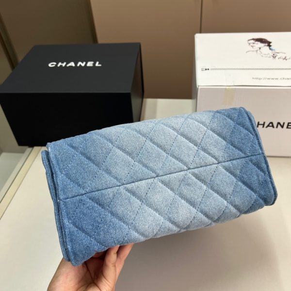 CHANEL 25 SMALL HANDBAG WASHED DENIM BLUE 25CM AS5293 B20603 U0475