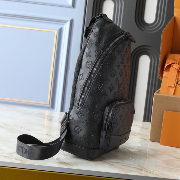 LOUIS VUITTON RACER SLINGBAG BLACK 42CM M46107