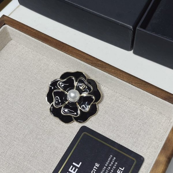 CHANEL BROOCH GOLD WITH BLACK AND PEARLY WHITE ABG238 B21624 U3367