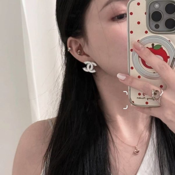 CHANEL 25S EARRINGS WHITE SILVER METAL ABF565 B20465 U0776