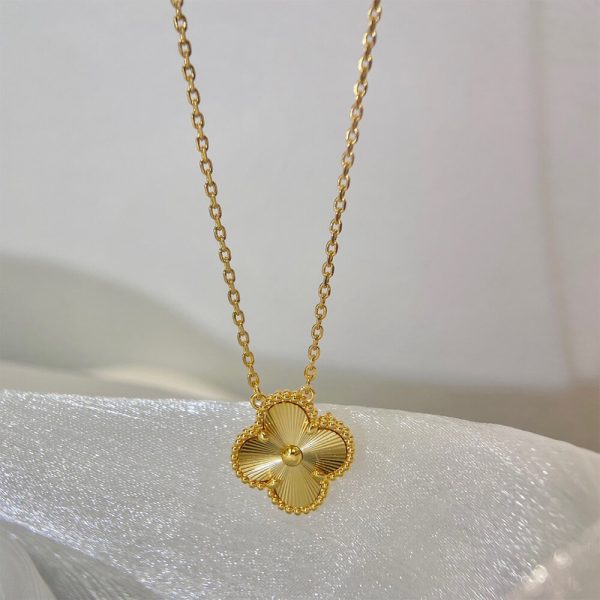 VCA Vintage Alhambra pendant